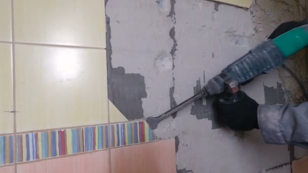 Demolition of old tiles with jackhammer. Renovation of old walls in the bathroom or kitchen — Stock Video