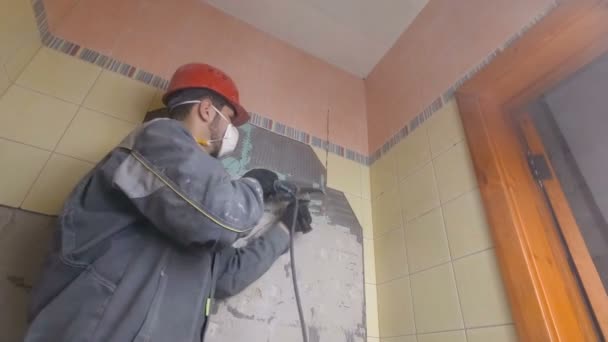 Kaya matkabıyla eski fayansların yıkılması. Banyo veya mutfaktaki eski duvarların yenilenmesi — Stok video