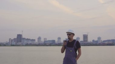 akşam kenti yakınlarındaki memnun inşaat işçisi kahve veya çay içer