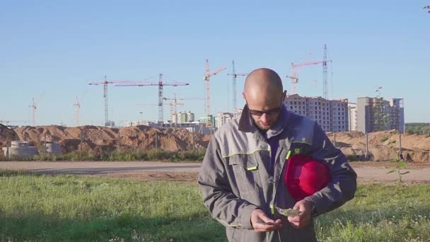 Trabalhador da indústria da construção civil no site Contagem de dólares ganhos — Vídeo de Stock