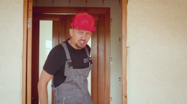 Öfkeli sinirli işçi veya Mühendisin bağırıyor ve kameraya küfür.