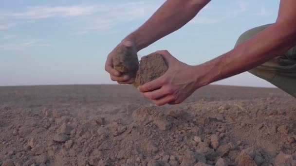 Lassított felvételen emberek kezei tartják a Föld porát. Aszály, eső nélküli föld — Stock videók