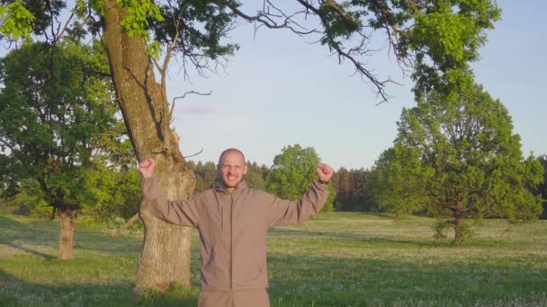 Ung man hoppa hoppar in i luften i vackra naturliga omger — Stockvideo