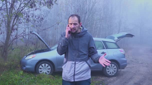 Condutor agressivo de um carro velho a gritar para o telemóvel. É hora de mudar o carro para um novo . — Vídeo de Stock