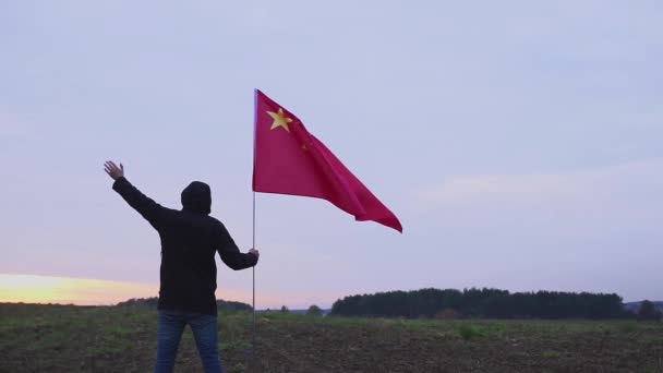 Succesvolle silhouet man winnaar China vlag zwaaien in het landschap. — Stockvideo