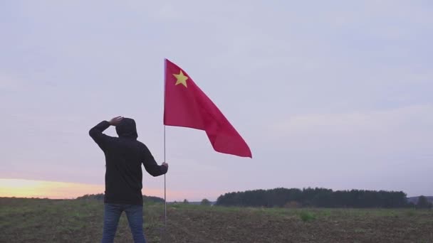 Succesvolle silhouet man winnaar China vlag zwaaien in het landschap. — Stockvideo