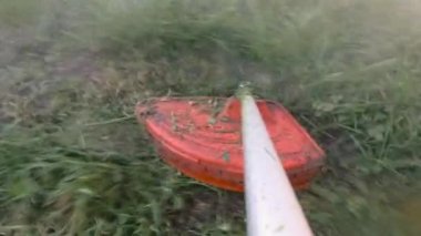 gaz kesicisi çim biçme makinesi ile çim biçme.