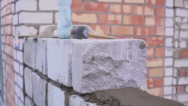 Ein älterer Mann baut sich ein Haus aus schlechten Materialien. Selber machen. — Stockvideo