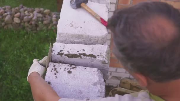 中年男子为自己建了一座房子。自己做. — 图库视频影像