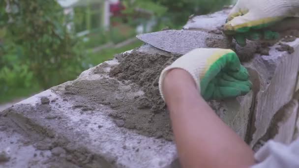 Man van middelbare leeftijd bouwt een huis voor zichzelf. Doe het zelf. — Stockvideo