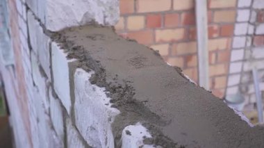 orta yaşlı bir adam kendisi için bir ev inşa eder. Kendin yap..