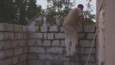 erkek oluşturucu dans ve tuğla duvar döşenirken ganimet dönen