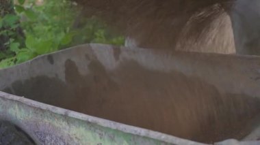 Eldivenli ellerle kum temel üzerine yerleştirerek bir kaldırım tuğla döşeme Oluşturucu.