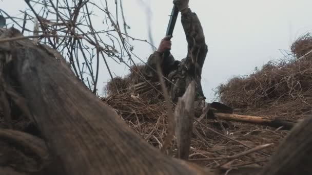 Ο κυνηγός πυροβολεί πουλιά από την κάλυψη, ενέδρα. — Αρχείο Βίντεο