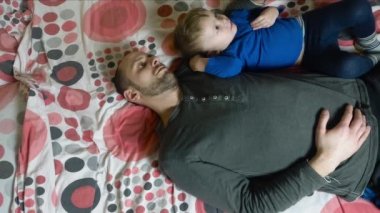 Baba ve bebek çocuk Smartphone kullanarak