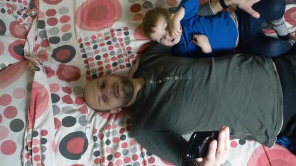 Padre e bambino utilizzando lo smartphone — Video Stock