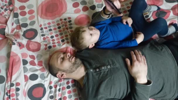 Pai e bebê criança usando smartphone — Vídeo de Stock