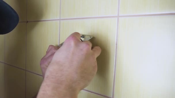 Närbild av en elektriker med en skruvmejsel som ställer upp ett vitt utlopp. — Stockvideo
