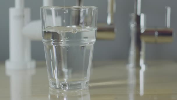 L'eau se déverse dans un verre à partir d'un distributeur. Eau propre, filtration, santé .