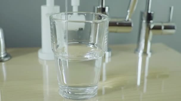 L'eau se déverse dans un verre à partir d'un distributeur. Eau propre, filtration, santé .