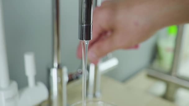 Вода наливается в стакан из дозатора. Чистая вода, фильтрация, здоровье . — стоковое видео
