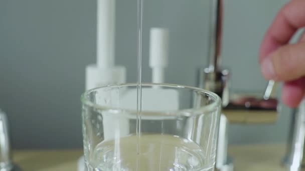 L'eau se déverse dans un verre à partir d'un distributeur. Eau propre, filtration, santé . — Video