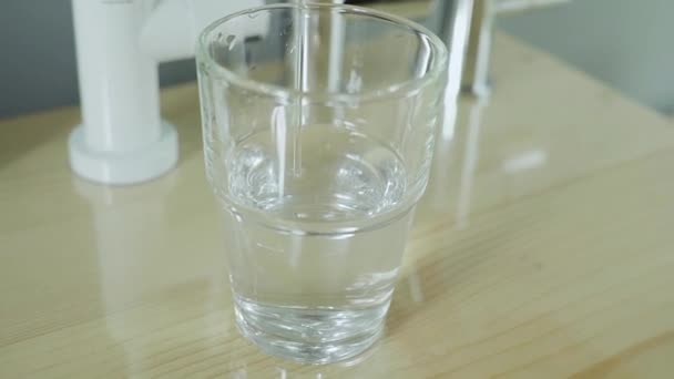 L'eau se déverse dans un verre à partir d'un distributeur. Eau propre, filtration, santé .