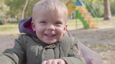 mutlu çocuk Park'taki atlıkarıncaya üzerinde. Atlıkarınca