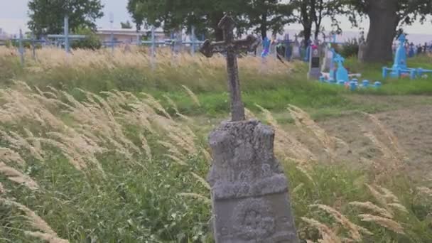 Altes schreckliches Steinkreuz auf dem Friedhof im Hintergrund des Himmels — Stockvideo