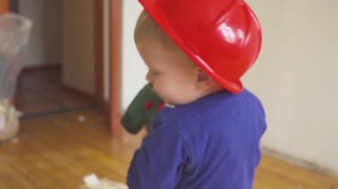 Genç Sevimli Oluşturucusu çocuk tek tip ve sabit hat veya kask ile inşaat ve onarım arka planı Elektrikli tornavida.