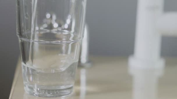 L'eau se déverse dans un verre à partir d'un distributeur. Eau propre, filtration, santé .