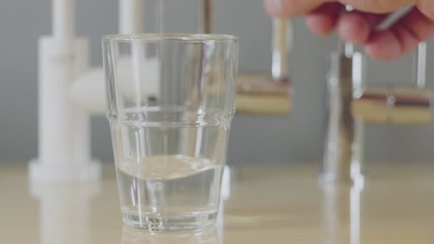 L'eau se déverse dans un verre à partir d'un distributeur. Eau propre, filtration, santé .