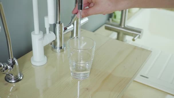 L'eau se déverse dans un verre à partir d'un distributeur. Eau propre, filtration, santé .