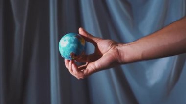 Elini tutarak ve dünya kadar atma. Dünya sizin ellerinizde. Ağır çekim