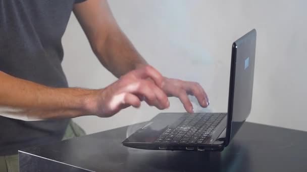 Mann Hände und Finger auf kaputtem Laptop. Rauch im Zimmer. — Stockvideo