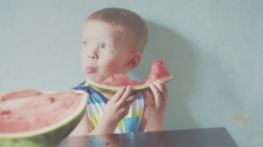 Mutlu gülümseyen çocuk iştah açıcı kırmızı karpuz ve meyve suyu ağız altında akan yeme