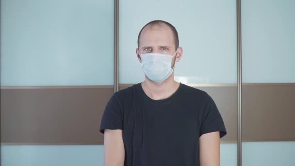 Un hombre con una máscara médica. Concepto de epidemia, gripe, protección contra enfermedades . — Vídeos de Stock