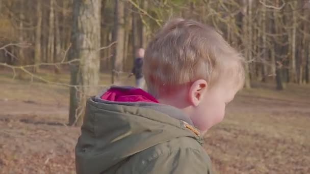 Portrite av pojken som kör i skogen, skrattar och spelar HD — Stockvideo