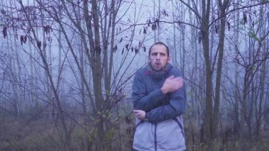 hasta adam açık havada soğuk sonbahar veya sonbahar hava nedeniyle titriyor