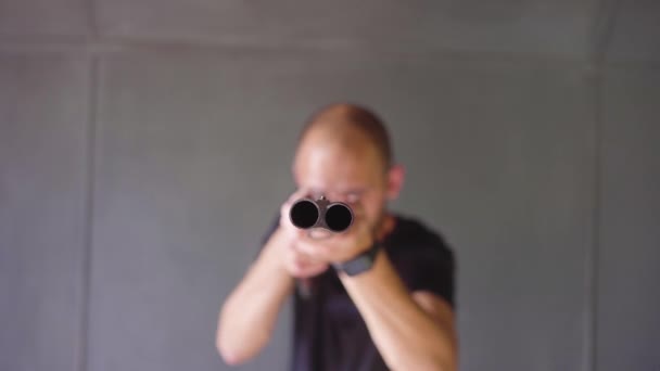 Gekke maniak moordenaar met een jachtgeweer die dreigt met een wapen en schreeuwen — Stockvideo