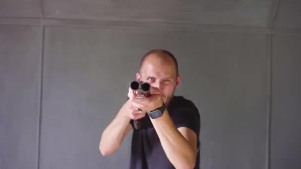 Crazy maniac killer with a hunting rifle threatening with a weapon and yelling — Stock Video