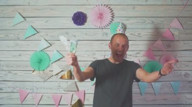 Nakit para lı genç yakışıklı adam. doğum günü tatili konsepti