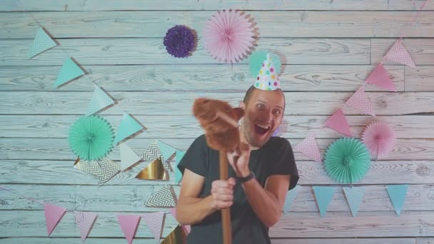 머리에 모자쓴 락 호스를 타고 있는 매력적 인 청년. 생일 축하 해 — 비디오
