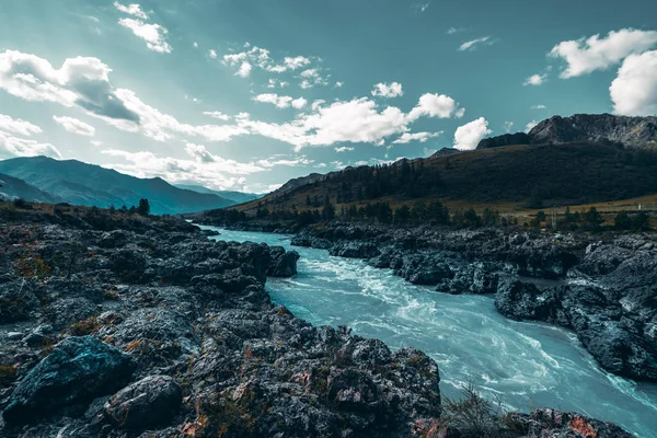 Темний Ширококутний Вид Вузьке Місце Бурхливої Гірської Річки Вранці Простягається — стокове фото