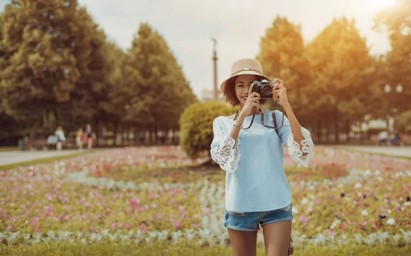 Leende Svart Turist Flicka Hatt Stående Utomhus Och Hålla Sin — Stockfoto