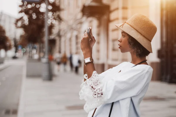 Black Pensive Curly Girl Hat Using Her Smartphone Take Photos — Stock Photo, Image