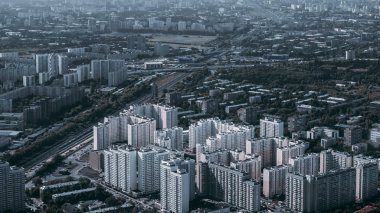 Megapolis cityscape konut kitle İnşaatlı, yol, Park, demiryolu ile bir yüksek noktasından görüntüleyin; birden çok daire ev, karayolları ve bir demiryolu ile kentsel peyzaj