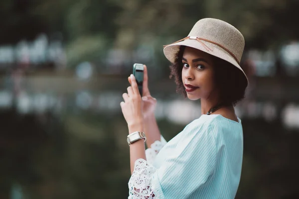 Retrato Exquisita Joven Brasileña Sombrero Chemise Pie Junto Estanque Oscuro —  Fotos de Stock