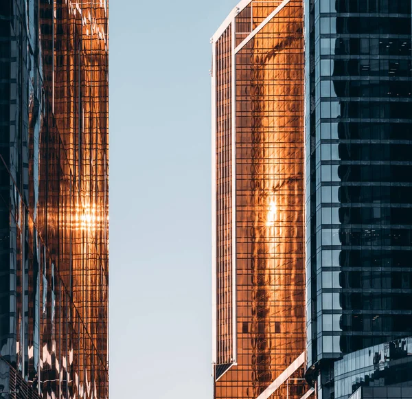 Ein Schmaler Durchgang Zwischen Zwei Bürohochhäusern Mit Atemberaubenden Sonnenreflexen Den — Stockfoto