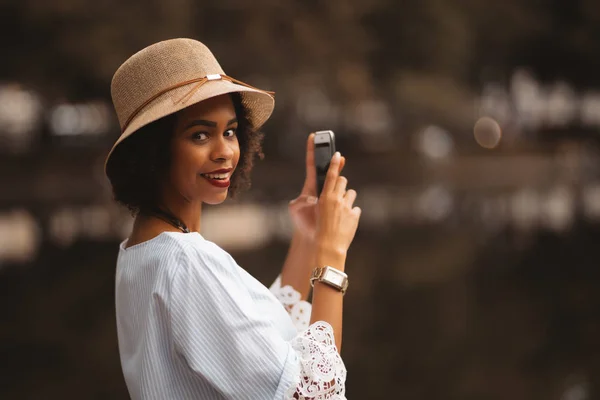 Glad Charmiga Unga Afroamerikanska Kvinna Hatt Och Vita Chemise Stående — Stockfoto